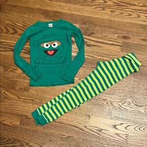 GUC Hanna Andersson Sesame Street Oscar Pajama Set; 10